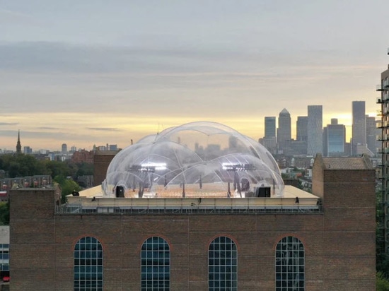 Smiljan Radic erige una cupola simile a una nuvola per la sfilata di Alexander McQueen nell'East London