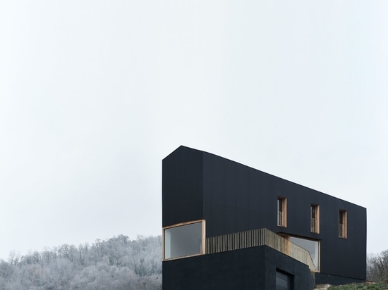 Il metallo ondulato nero riveste la casa snella di Récita Architecture nella Francia rurale