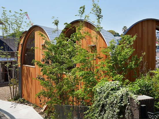 Una serie di tetti a volta inclinati sormonta la casa di legno di tomohiro hata a koyoen, Giappone