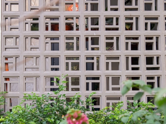 Bellissimo angolo di giardino con blocchi di ventilazione aiuterà a creare uno spazio verde per la tua casa