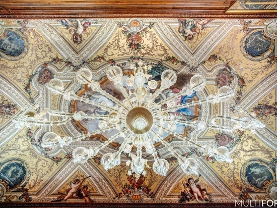 Grandi lampadari classici in un palazzo storico unico al mondo