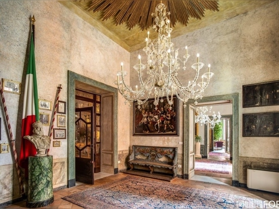 Grandi lampadari classici in un palazzo storico unico al mondo