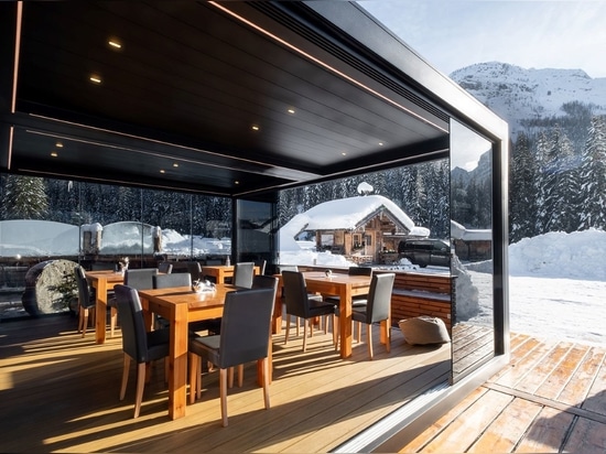 Per il Ristorante Mondschein, una pergola di Brera sulla neve delle Dolomiti