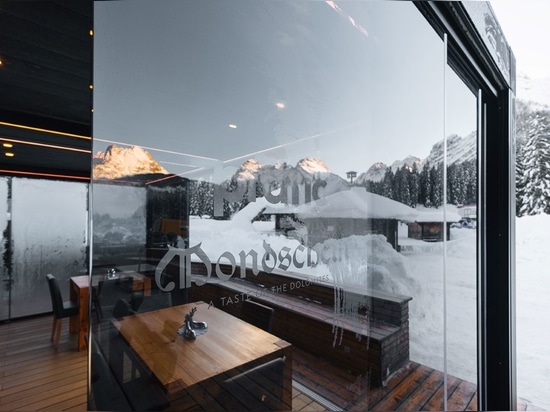 Per il Ristorante Mondschein, una pergola di Brera sulla neve delle Dolomiti