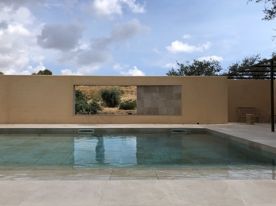 Una piscina nel paesaggio