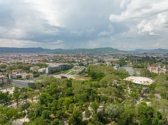 Il tetto verde in cima a questo nuovo museo funge da parco pubblico