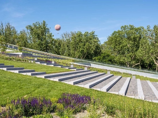 Il tetto verde in cima a questo nuovo museo funge da parco pubblico