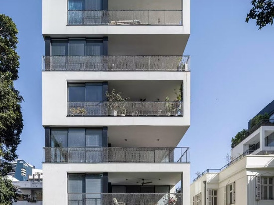 Questo progetto residenziale di Tel Aviv fonde due edifici contemporanei con una villa storica