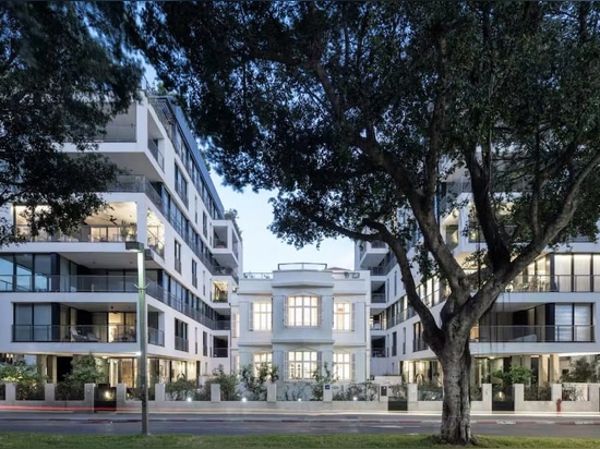 Questo progetto residenziale di Tel Aviv fonde due edifici contemporanei con una villa storica