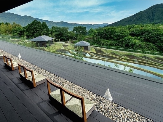 Kengo Kuma dissemina l'hotel di sorgenti calde su terrazzamenti di riso scolpiti