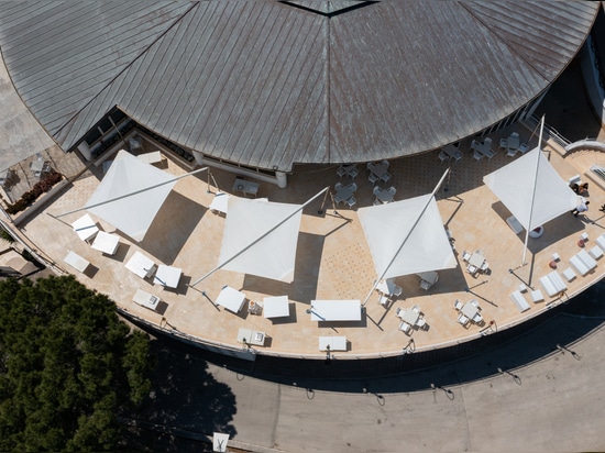 Le vele KE esaltano la magica alchimia tra terra e mare nel progetto su misura della nuova terrazza panoramica di un resort sul Gargano