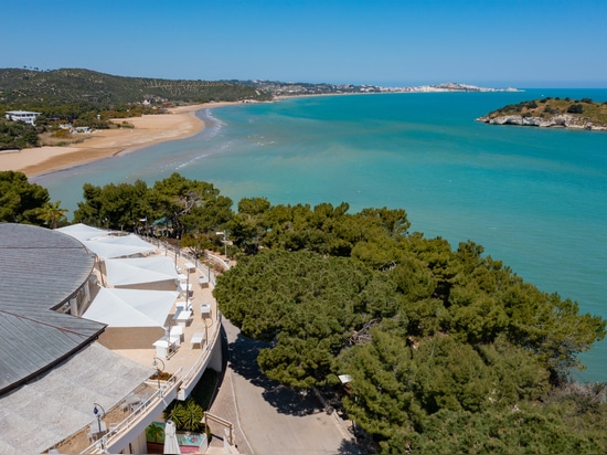 Le vele KE esaltano la magica alchimia tra terra e mare nel progetto su misura della nuova terrazza panoramica di un resort sul Gargano