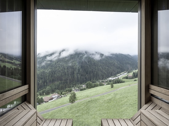 Noa* crea un centro benessere a testa in giù sfidando la legge sulla gravità in Alto Adige