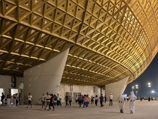 Lo stadio di Lusail di Foster + Partners evoca "un vascello d'oro brunito" in Qatar