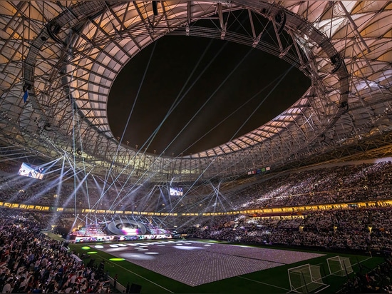 Lo stadio di Lusail di Foster + Partners evoca "un vascello d'oro brunito" in Qatar