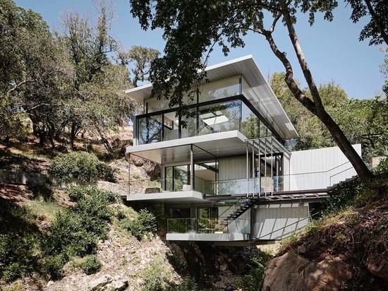 L'architettura Fougeron sospende una casa completamente vetrata su un torrente delle colline californiane