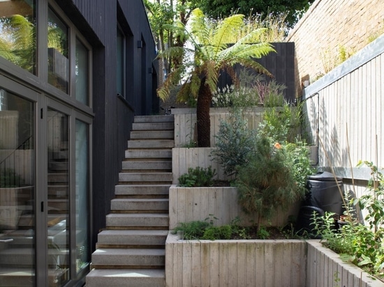 La Stepped House trasforma un terreno scomodo in una moderna casa a nord di Londra