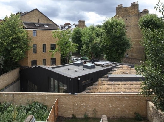 La Stepped House trasforma un terreno scomodo in una moderna casa a nord di Londra