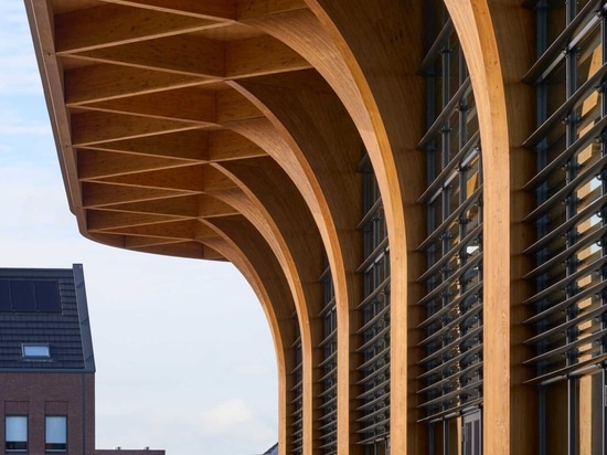 Eleganti colonne di legno simili a cattedrali sostengono la tettoia di questo nuovo supermercato