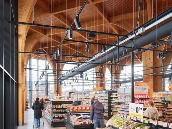 Eleganti colonne di legno simili a cattedrali sostengono la tettoia di questo nuovo supermercato