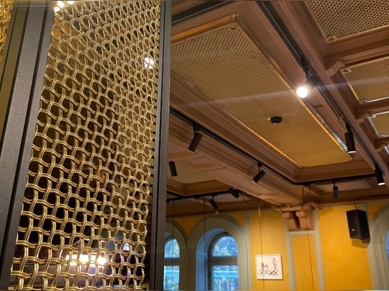 La rete metallica Banker Wire M22-83 Brass è stata installata come paravento per il Beirut Café di Stoccolma, in Svezia