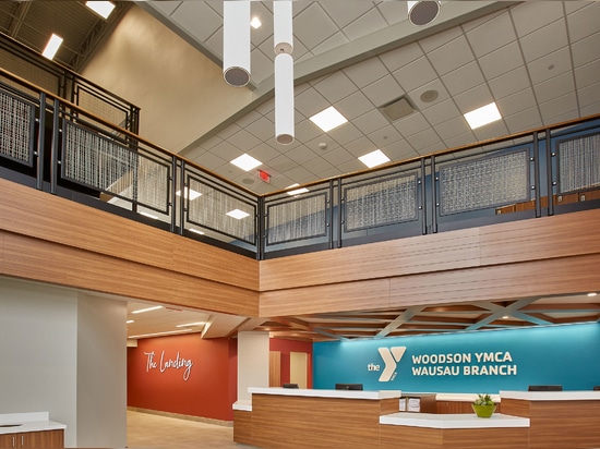 Il Woodson YMCA di Wausau, Wisconsin, utilizza la rete metallica intrecciata SJD-2 di Banker Wire in acciaio inox e U-Edge come pannelli di rinforzo per le ringhiere.