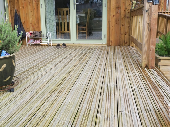 Caso di studio di Meadowside Lodges | Decking antiscivolo