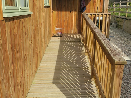 Caso di studio di Meadowside Lodges | Decking antiscivolo