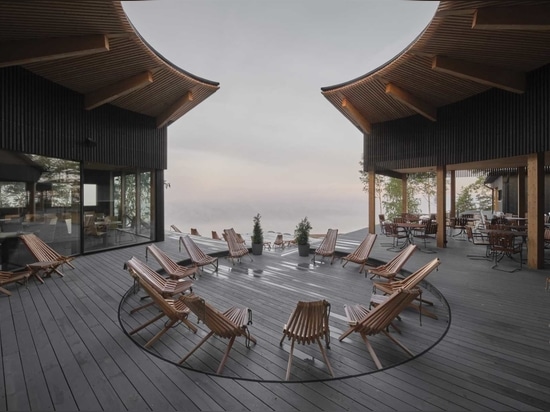 Il legno naturale e quello annerito creano un design a contrasto per questo ristorante e sauna