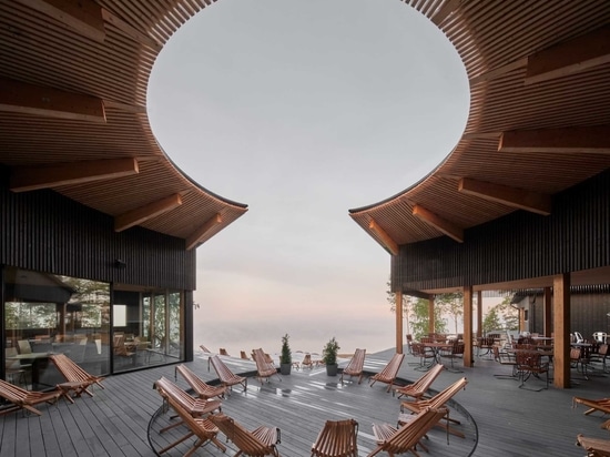 Il legno naturale e quello annerito creano un design a contrasto per questo ristorante e sauna