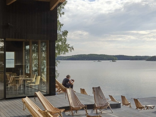 Il legno naturale e quello annerito creano un design a contrasto per questo ristorante e sauna