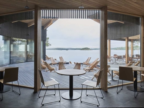 Il legno naturale e quello annerito creano un design a contrasto per questo ristorante e sauna