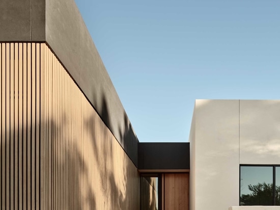 Un enorme soffitto in legno ricopre questa casa in Arizona