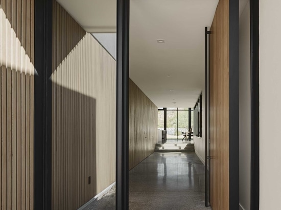 Un enorme soffitto in legno ricopre questa casa in Arizona