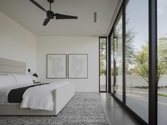 Un enorme soffitto in legno ricopre questa casa in Arizona