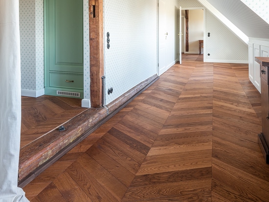 Dennebos Flooring Engineered Chevron in colore N.03