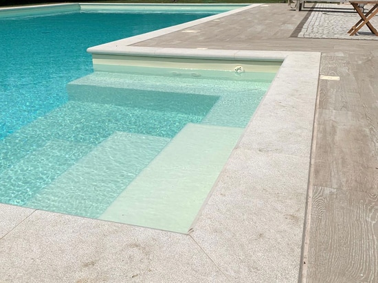 UNA PISCINA OPEN AIR DI ACQUA SALATA IN UNA VILLA VENETA