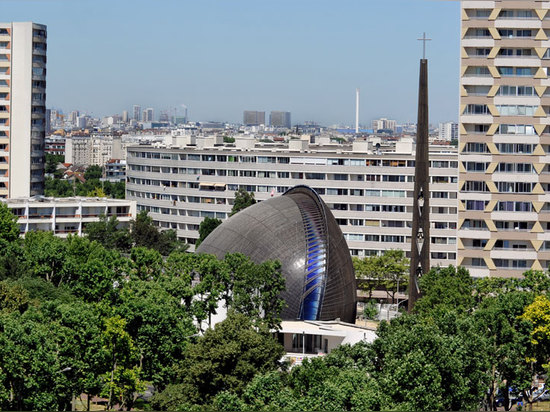 la nuova cattedrale avviene in una città multiculturale, stabilente un'identità distintiva