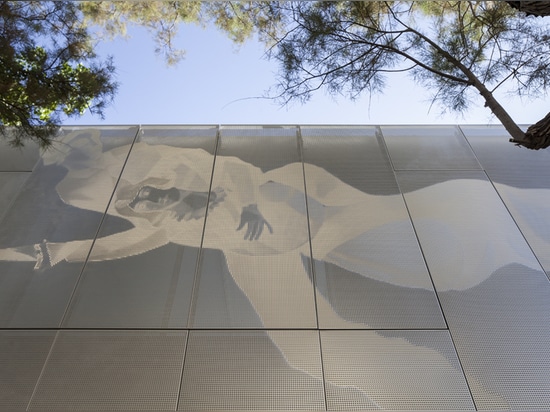 un'immagine contrapposta del façade osservato da una distanza vicina