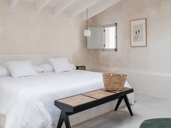 Eleganti riflessi che impreziosiscono l’ambiente con la luminosità del metallo più pregiato: Diametro35 Gold di Ritmonio addolcisce lo stile dei bagni del boutique hotel Meem Townhouse a Mallorca.