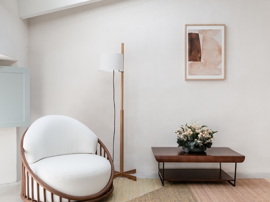 Eleganti riflessi che impreziosiscono l’ambiente con la luminosità del metallo più pregiato: Diametro35 Gold di Ritmonio addolcisce lo stile dei bagni del boutique hotel Meem Townhouse a Mallorca.