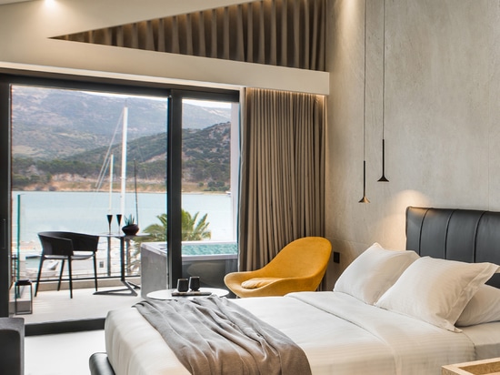 Raffinatezza, eleganza e relax: il bathroom design Ritmonio per il Canale Hotel & Suites ad Argostoli, Cefalonia.