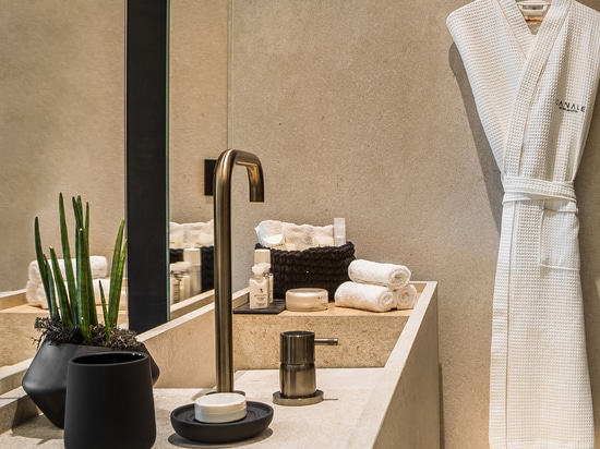 Raffinatezza, eleganza e relax: il bathroom design Ritmonio per il Canale Hotel & Suites ad Argostoli, Cefalonia.