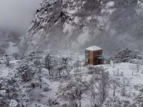 L’hotel di Snøhetta sulle scogliere di un fiordo