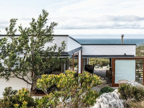 Il discreto cottage bianco di KLG architects si erge sulla collina sudafricana