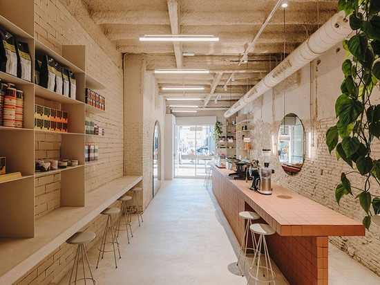 Miners Café: apre una caffetteria a Barcellona con l'interior design di Isern Serra