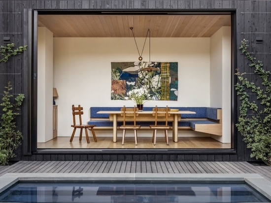 La casa sulla spiaggia in legno di carice si trova tra le dune di Amagansett