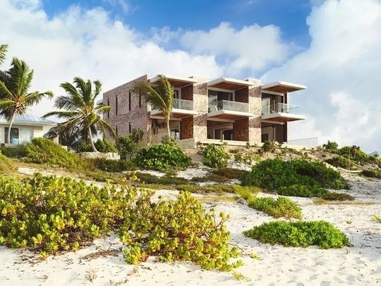 La Bay House si rivolge verso la sua idilliaca vista sulle palme e sull'oceano blu