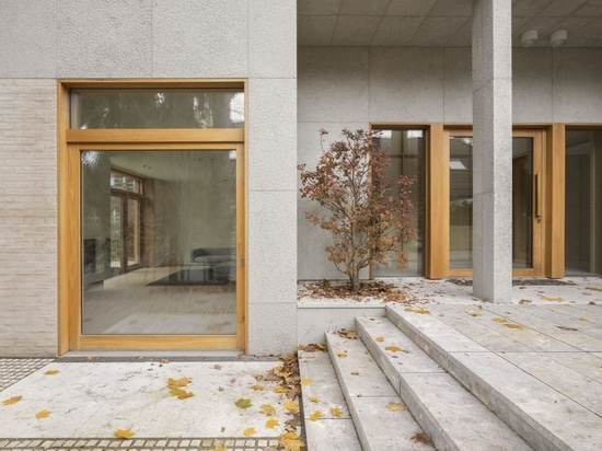 Questa casa berlinese bilancia romanticismo e forza in un terreno panoramico