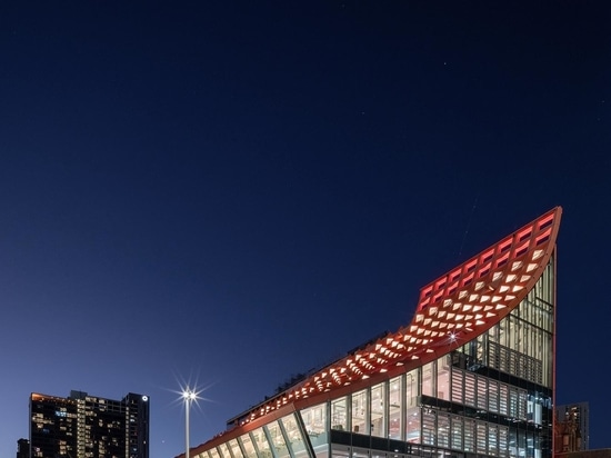 Il tetto a tessere di Manuelle Gautrand ricopre il Phive Civic Center di Parramatta, Sydney